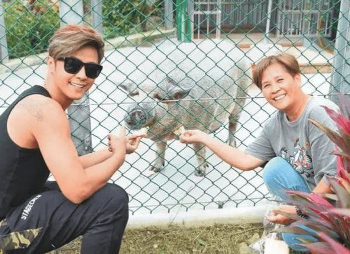Thú cưng của La Chí Tường là một chú lợn rừng to lớn nặng hơn 200 kg. Ban đầu, La Chí Tường muốn mua một con lợn nhỏ về nuôi nhưng bị ông chủ lừa, con lợn ngày càng lớn, lông chuyển từ hồng sang đen và răng nanh mọc to. Tuy nhiên, nam diễn viên vẫn quyết định nuôi chú lợn rừng này, thậm chí còn đưa đi tắm, mát xa.