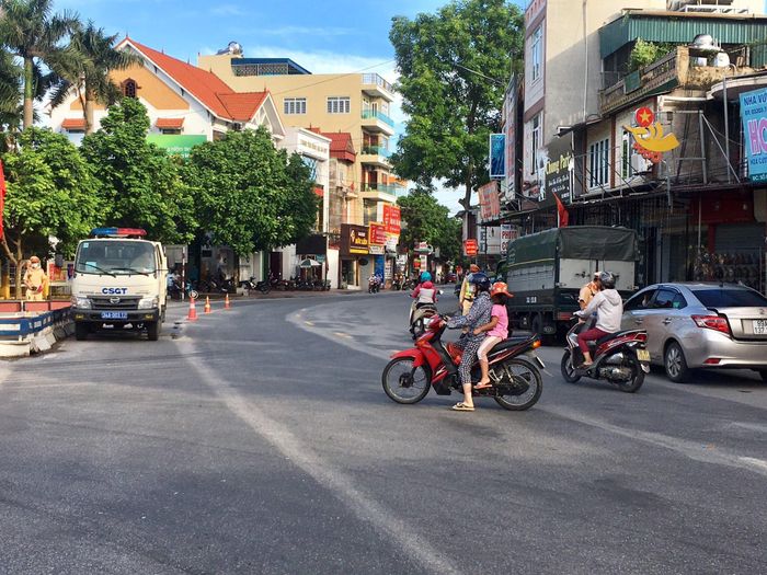 Lực lượng công an huyện Tứ Kỳ, Hải Dương tiến hành phân luồng giao thông.