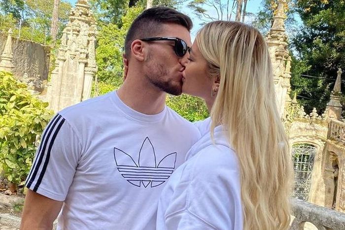 Cả Jovic và Andjela đều đang hạnh phúc bên tình mới. Tiền đạo Real Madrid cũng thường xuyên di chuyển từ Tây Ban Nha về Serbia và ngược lại để chăm sóc cho con trai. Mùa giải năm nay, cựu chân sút Frankfurt chỉ ghi 2 bàn sau hơn 800 phút thi đấu cho Real Madrid. Anh sẽ phải sớm lấy lại phong độ nếu không phải rời Bernabeu.