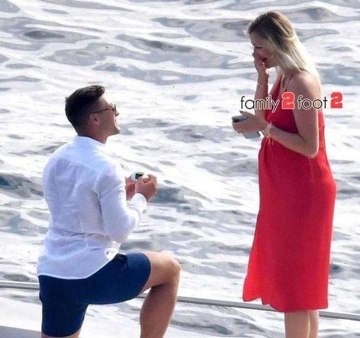 Tối 16/8 (giờ Hà Nội), Family2foot2 tiết lộ hình ảnh tiền đạo Luka Jovic cầu hôn bạn gái Sofija Milosevic trên du thuyền. Cầu thủ người Serbia đang tận hưởng kỳ nghỉ hè sau khi Real Madrid bị loại khỏi Champions League. Anh tranh thủ đi du lịch cùng bạn gái trước khi bước vào mùa giải mới. Ảnh: Family2foot2.