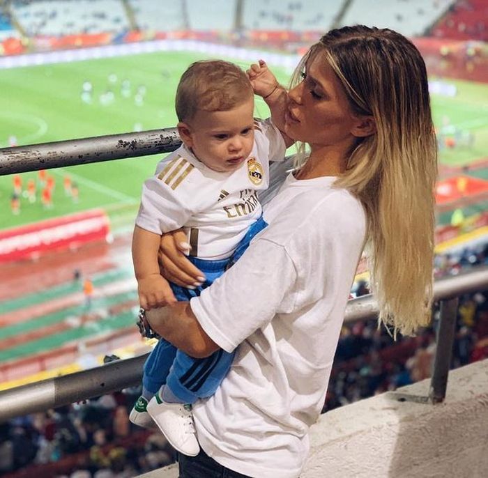 Andjela sống cùng con trai ở quê nhà Serbia nhưng thỉnh thoảng vẫn tới sân Bernabeu để cổ vũ cho Jovic. Trong một lần trả lời phỏng vấn với truyền thông địa phương, cô tiết lộ: "Tôi vẫn nhận được các cuộc gọi của Jovic thường xuyên bởi anh ấy đang ở Madrid. Thỉnh thoảng, Jovic cũng về đây để thăm con trai. Anh ấy là một người cha tốt. Chúng tôi thường đi uống với nhau hoặc ăn một bữa tối gia đình".