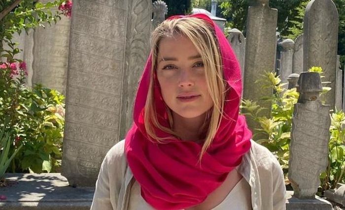 Trang phục Amber Heard mặc đến nhà thờ Hồi giáo. Ảnh: The Girl Sun.