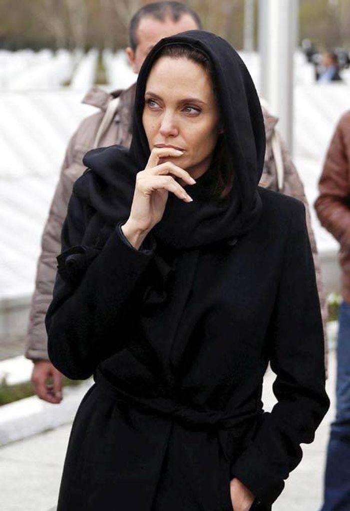 Angelina Jolie kín đáo trong trang phục đen. Ảnh: Hello Magazine.