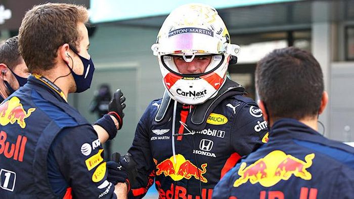 Verstappen (giữa) vẫn tiếp tục thể hiện phong độ xuất sắc khi về thứ nhì ở chặng đua Spanish GP