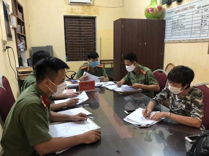 Công an huyện Thanh Hà làm việc với đối tượng Lan.
