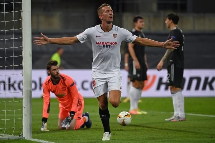 Niềm vui của De Jong sau khi ghi bàn ấn định chiến thắng 2-1 cho Sevilla