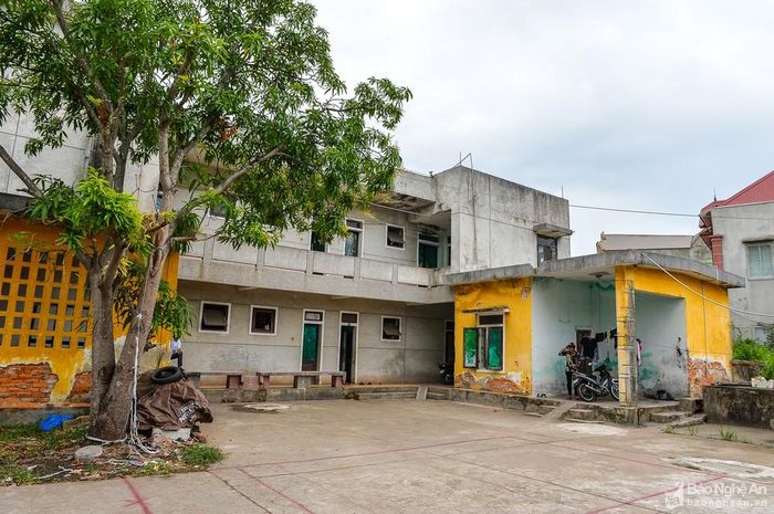 Vào mùa dịch Covid-19, những “con người cùng khổ” phải tự giam mình lại trong căn phòng chật hẹp để “trốn dịch”. Theo khuyến cáo, bệnh nhân ung thư; chạy thận; tiểu đường; béo phì; suy tim... là những đối tượng dễ tổn thương, có nguy cơ cao mắc bệnh nghiêm trọng. Mùa Covid, “xóm chạy thận” luôn trong tình trạng nơm nớp lo âu. Ảnh: Thành Cường