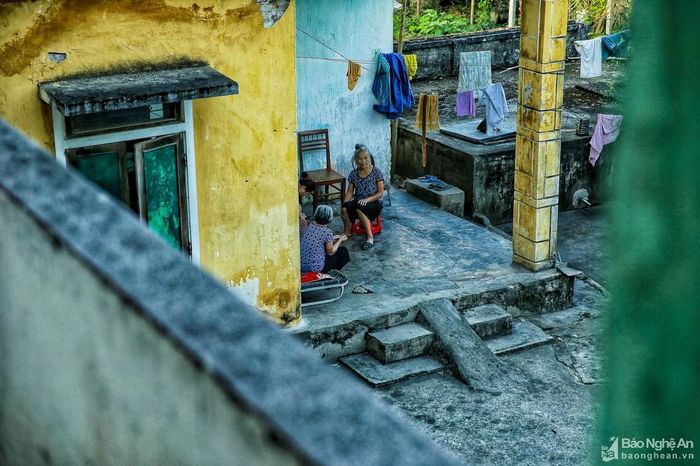 Để có tiền trang trải, một ngày chạy thận, một ngày anh Giáp đi chạy xe lai. Chị Vi Thị Ôn - vợ anh Giáp cũng phải gửi con ở ông bà rồi xuống Vinh kiếm việc làm thêm để phụ chồng. Ảnh: Hải Vương
