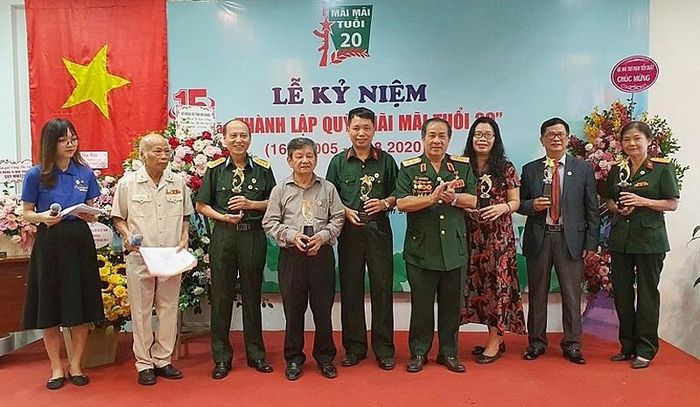Tặng cup lưu niệm 15 năm thành lập Quỹ "Mãi mãi tuổi 20" cho các thành viên có nhiều đóng góp với Quỹ.