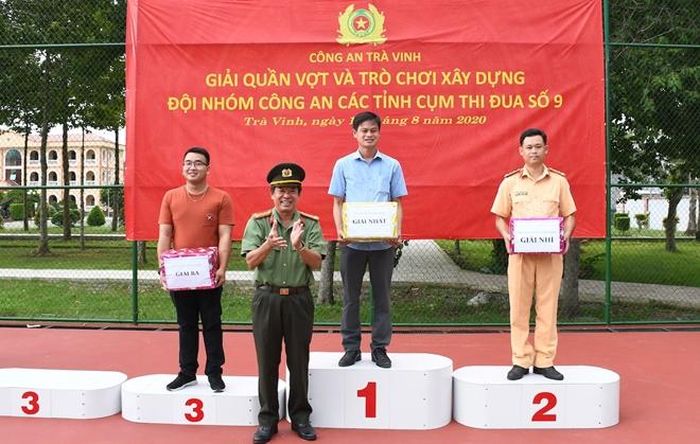 Đại tá Huỳnh Văn Thình, Phó Giám đốc Công an tỉnh trao giải cho các cá nhân. 