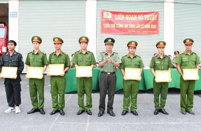 Đại tá Huỳnh Văn Thình, Phó Giám đốc Công an tỉnh Trà Vinh trao thưởng cho các đội thi có thành tích xuất sắc. 