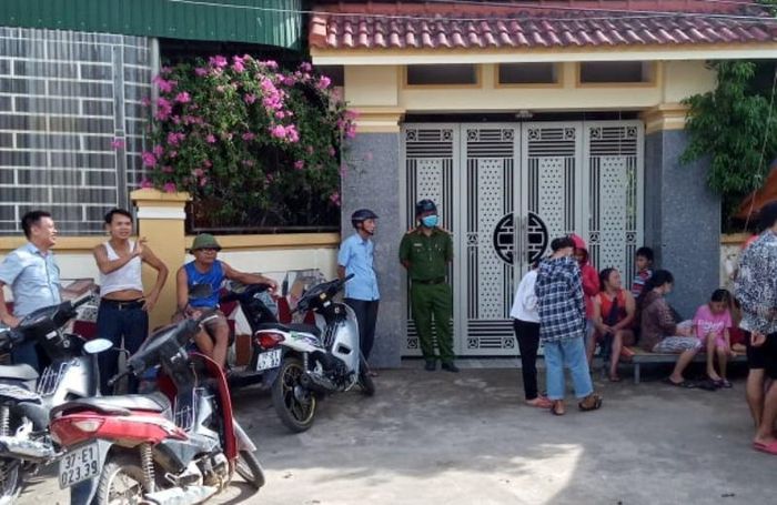 Công an phải có mặt trước cổng nhà ông Đ. túc trực ngày và đêm để ổn định trật tự. 