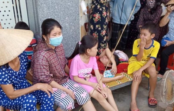 Chị Ngô Thị Chung mang giường đến nằm khóc trước cổng nhà ông Đ. Ảnh: L.THÁI.