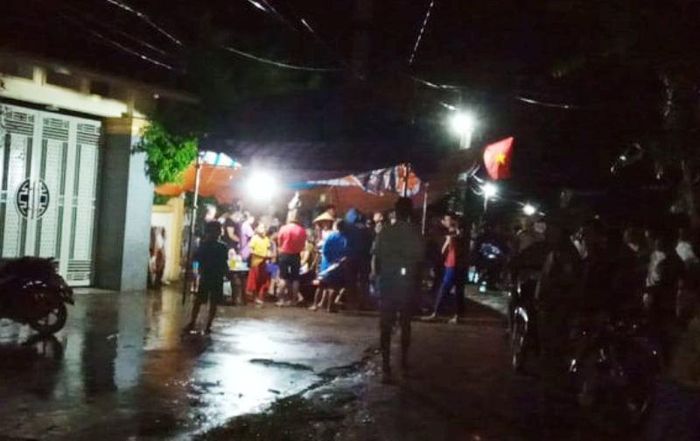 Buổi đêm rất đông người dân đến cùng chị Chung đứng, ngồi trước cổng nhà ông Đ. 