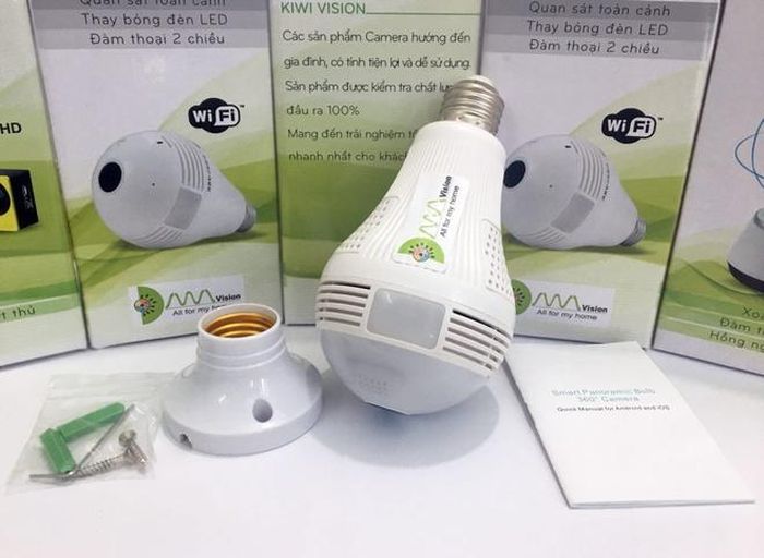  Bóng đèn phát sáng cũng là một thiết bị mà kẻ gian có thể dùng để quay lén trong nhà tắm. Được bán tràn lan với giá khoảng 450.000 đồng, máy quay lén này có vẻ ngoài và hoạt động không khác một bóng đèn bình thường. Ảnh: ***Shop. 