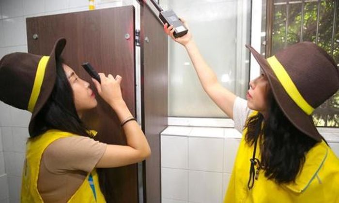  Ngoài những thiết bị trên, kẻ gian có thể lắp camera quay lén ở nắm cửa phòng tắm, chậu hoa hay gương. Đây là những vị trí ít người để ý. Thế nên, khi vào những phòng tắm ở nhà nghỉ hay khách sạn, bạn nên dùng mắt quan sát mọi ngóc ngách vật dụng bên trong, phía trên trần và tay nắm cửa để đảm bảo không bỏ sót camera quay lén đang “ẩn nấp”. Ảnh: Irinsider. 