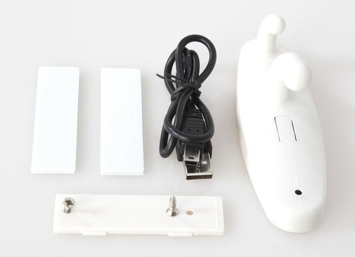  Để phòng tránh, hãy cảnh giác với những chiếc móc quần áo to bất thường và dùng chất liệu nhựa. Khi vào phòng tắm, bạn nên nhìn kỹ những móc áo khả nghi. Nếu phát hiện phía trên móc là lỗ khoét và bên cạnh phải có 2 đèn LED nhỏ thì đó là camera ngụy trang. Ảnh: ****Store. 