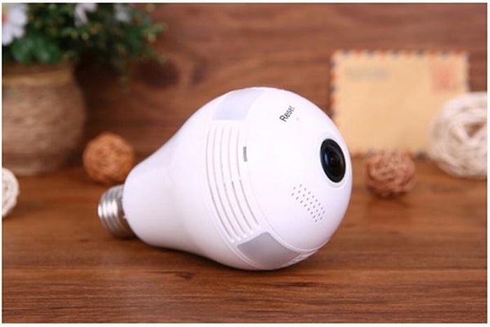  Điều nguy hiểm của thiết bị này là camera có góc rộng cũng như có thể kết nối với smartphone để truyền hình ảnh và video. Vì thế, hãy cẩn thận với những chiếc bóng đèn có lỗ đen phía dưới khi vào những phòng tắm khách sạn, nhà nghỉ. Ảnh: ***Digital. 