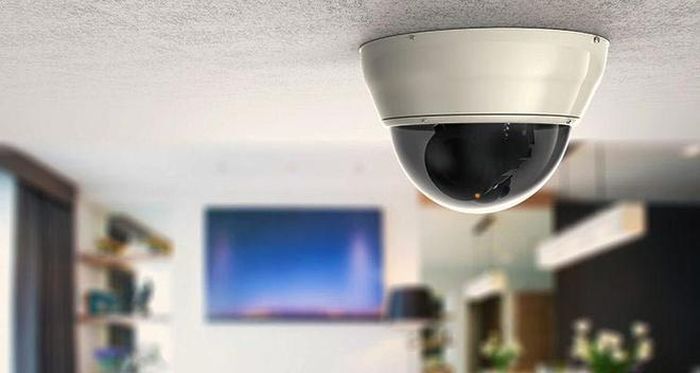  Theo Traveloka, bạn có thể kiểm tra nhanh bằng cách tắt hết đèn trong phòng. Đa số camera đều có một đèn LED nhấp nháy rất dễ bị phát hiện trong bóng tối. Ảnh: Traveloka. 