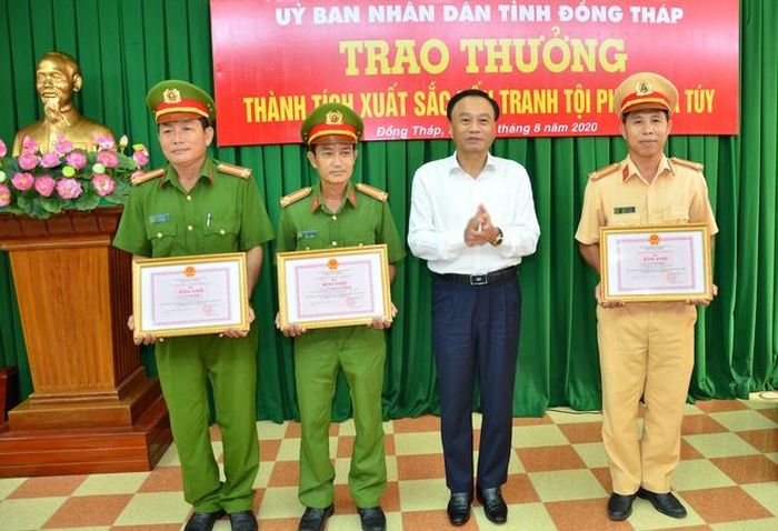  Chủ tịch UBND tỉnh Đồng Tháp biểu dương, chúc mừng tập thể, cá nhân có thành tích bắt tội phạm ma túy. Ảnh: Công an cung cấp. 
