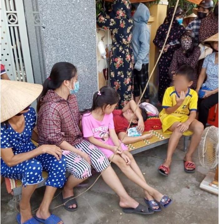 Bà Chung cùng người thân dựng lều, đưa giường nằm trước nhà ông Đ. để đòi tiền - Ảnh: Facebook
