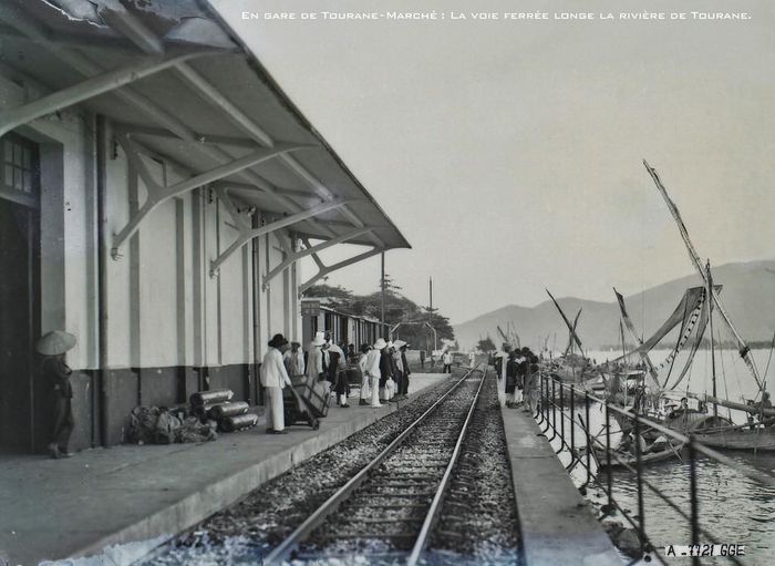 Khung cảnh ở sân ga Chợ Hàn thập niên 1920, với tuyến đường sắt nằm trên kè bờ sông Hàn. Lúc đầu, ga Chợ Hàn chỉ vận chuyển hàng hóa về ga trung tâm, đến tháng 6/1913 mới chở thêm hành khách.