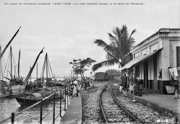 Một hình ảnh khác về ga Chợ Hàn thập niên 1920. Ngay cạnh ga là một bền thuyền khá nhộn nhịp.