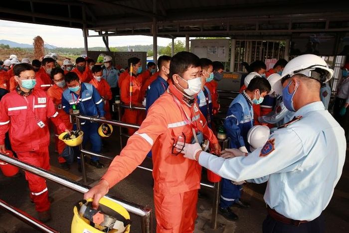  Lực lượng cảnh sát cơ động cũng luôn sẵn sàng ứng phó với các tình huống gây mất trật tự an ninh, tuần tra đảm bảo an ninh, an toàn trên công trường. Công tác kiểm soát an ninh nghiêm ngặt, nhân sự nhà thầu tuân thủ các hướng của lực lượng an ninh. 