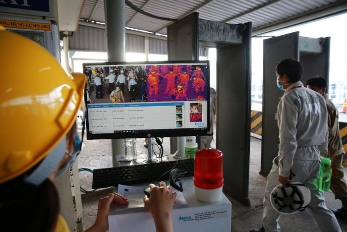  Máy quét thân nhiệt tự động kiểm soát và phòng chống dịch Covid-19, chưa ghi nhận nhân sự nào có biểu hiện sốt, mệt mỏi. 