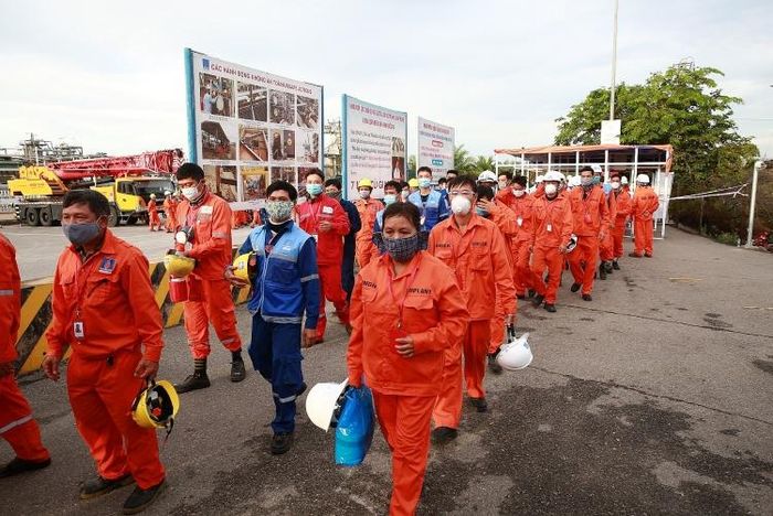 Để kiểm soát tốt dịch bệnh Covid-19, lực lượng an ninh đã chia từng tốp công nhân lần lượt kiểm tra an ninh để vào làm việc. 