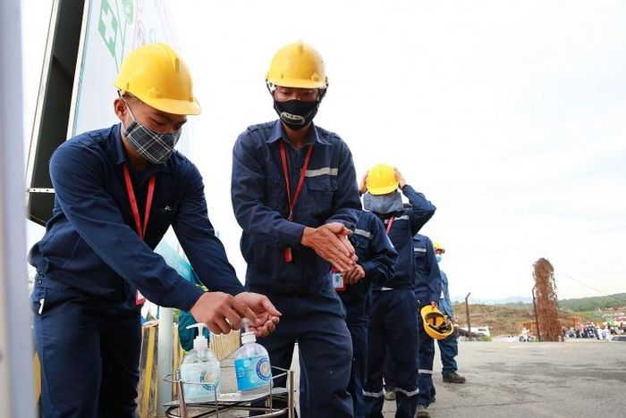 Công nhân thực hiện sát khuẩn tay trước khi vào làm việc. Lực lượng công an được bố trí trực tại các khu lán trại tạm của nhà thầu để thực hiện các nhiệm vụ kiểm soát phòng dịch Covid-19, nhắc nhở việc tuân thủ giãn cách, đeo khẩu trang…