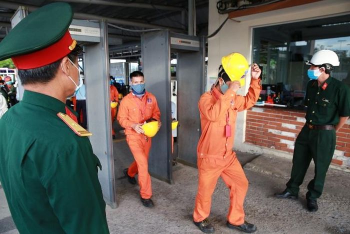  Đồn Công an Khu kinh tế Dung Quất sẽ hỗ trợ, nắm bắt tình hình nhân sự nhà thầu lưu trú tại địa bàn, phối hợp xử lý các sự việc mất an ninh, tổ chức các buổi nói chuyện, tuyên truyền ngay tại công trường cho nhà thầu, quản lý tình hình an ninh trật tự tại địa bàn có nhân sự nhà thầu tạm trú. Lực lượng Cựu chiến binh BSR cũng tham gia kiểm soát an ninh. 