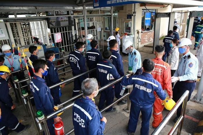  Nhân sự nhà thầu trước khi vào làm việc trải qua 3 lớp an ninh và 1 lớp kiểm tra y tế. Sau khi kết thúc công việc, nhân sự tiếp tục trải qua kiểm soát an ninh trước khi ra khỏi nhà máy. 