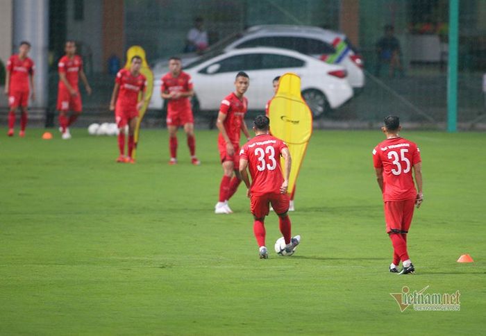U22 Việt Nam được chia làm hai đội, mỗi đội tập một sân khác nhau