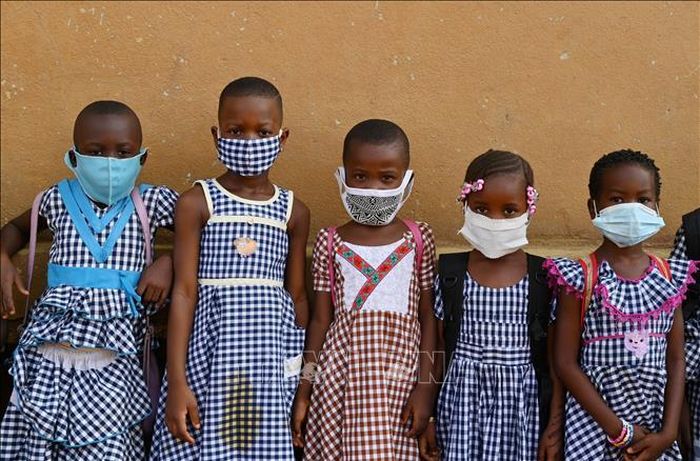 Trẻ em đeo khẩu trang phòng lây nhiễm COVID-19 tại Abidjan, Côte d'Ivoire ngày 25/5/2020. Ảnh: AFP/TTXVN