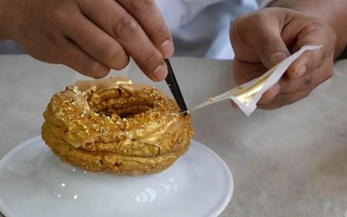 Trải qua nhiều công đoạn nấu chảy, cán dẹp tỉ mỉ, người ta có thể biến một khối vàng khoảng 4 gram thành những lá vàng mỏng 0.003mm, thậm chí là cực mỏng với kích thước 0.0001mm. 