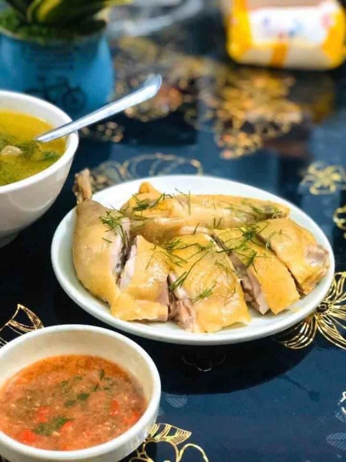 Chặt gà cần dao sắc, thớt dày để chặt một phát ăn ngay.