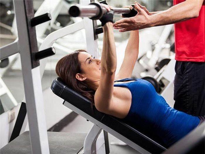 Tập luyện trong phòng tập: Nó sẽ giúp bạn có một cơ thể hoàn hảo với những cơ bắp săn chắc, tăng sự trao đổi chất và hoạt động của các khớp. Bạn có thể tham gia vào phòng tập với huấn luyện viên cá nhân hoặc tự tập luyện tại nhà.