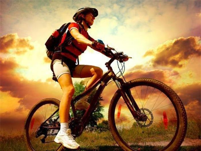Đi xe đạp: Đi xe đạp là một bài tập thể dụng hữu hiện dành cho những người thừa cân để đốt chất lượng calo dư thừa đặc biệt là ở vùng đùi, mông và eo của bạn.