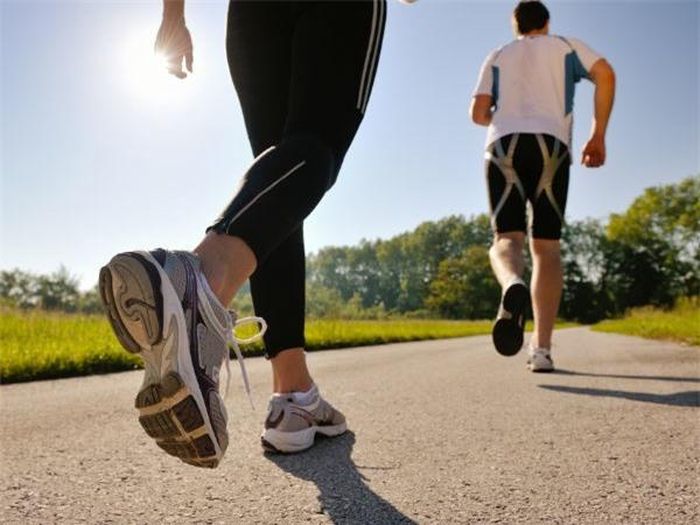  Chạy bộ: Chạy bộ không những tốt cho việc giảm mỡ ở những người béo phì mà còn có tác dụng giảm nguy cơ mắc bệnh tim mạch, giảm tỉ lệ tử vong. Nếu bạn nặng 56 kg, bạn có thể đốt cháy 180 calo chỉ với nửa giờ chạy bộ. Lời khuyên cho bạn là hãy đừng đặt kỳ vọng quá cao trong thời gian đầu thử sức, mang giày và quần áo phù hợp, uống nước đều đặn, và khởi động trước mỗi bài tập thể dục.
