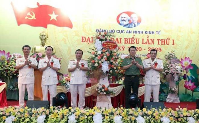 Thứ trưởng Lương Tam Quang tặng hoa chúc mừng Đại hội.