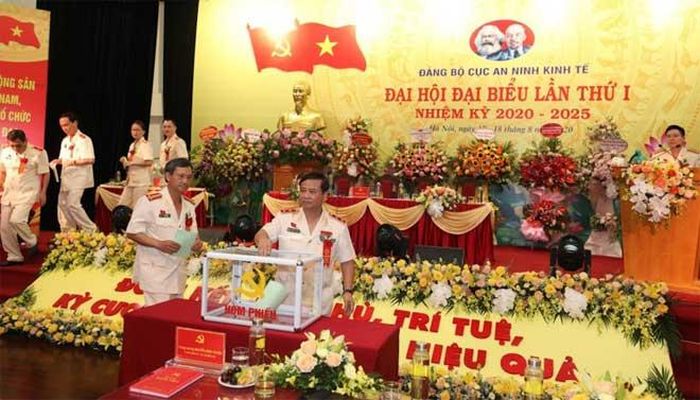 Các đại biểu bỏ phiếu bầu Ban chấp hành Đảng bộ Cục ANKT nhiệm kỳ 2020-2025.