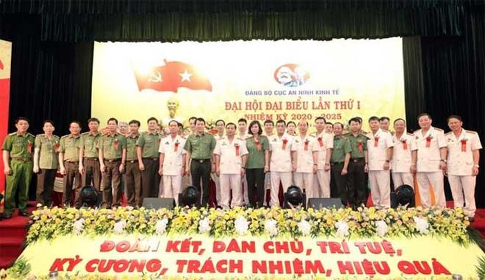 Thứ trưởng Lương Tam Quang chụp ảnh với các đại biểu dự Đại hội.