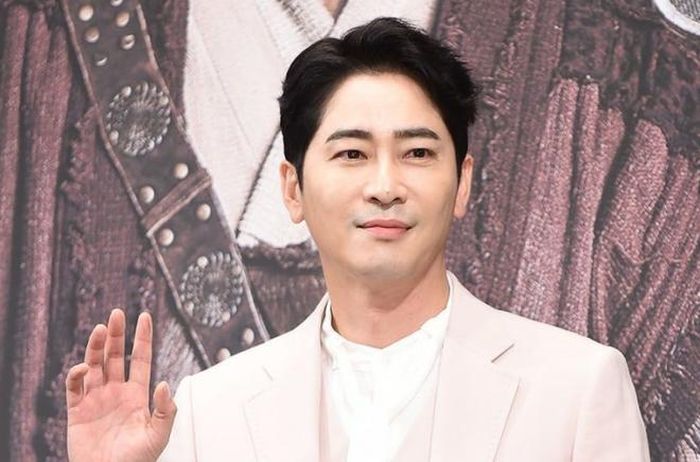 Video trích từ camera an ninh tại nhà riêng cho thấy Kang Ji Hwan đã bất tỉnh sau khi uống rượu. Ảnh: Naver.