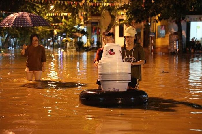  Nhiều tuyến đường ở TP Yên Bái chìm trong biển nước sau mưa lớn. Ảnh: Báo Yên Bái. 