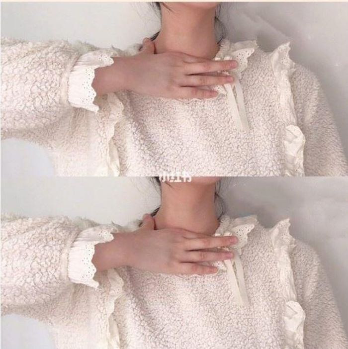  Đối với bước tiếp theo, bạn tạo tay thành hình chữ L lên cổ rồi dùng sức kéo nhẹ từ dưới lên. Động tác này có thể giúp phần thịt cổ không bị chảy xệ. Bạn cần ấn ít nhất 10 giây. Hội chị em cần thực hiện các bước nhẹ nhàng vì da cổ rất mỏng manh. Ảnh: sundaymore. 