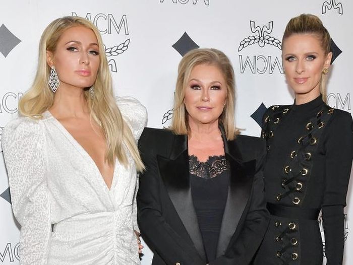  Paris Hilton cùng mẹ và em gái. Ảnh: Getty Images. 