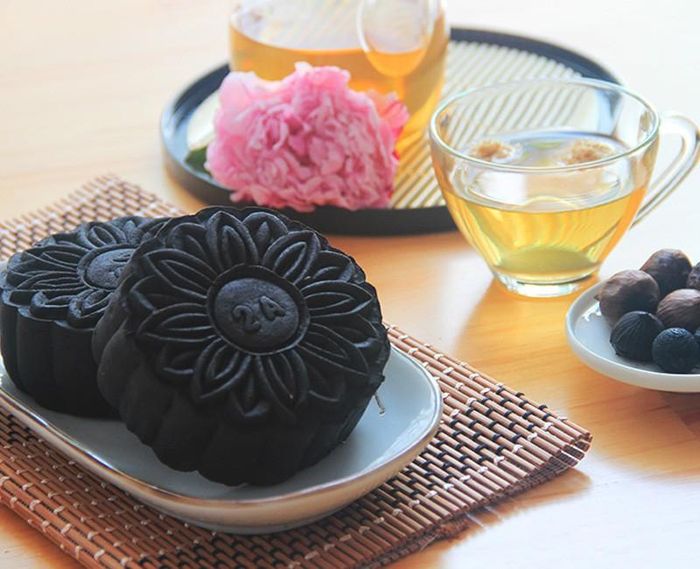 Bánh trung thu tỏi đen thường được khách hàng mua về làm quà biếu cho những người lớn tuổi bởi tỏi đen có tác dụng như giảm cholesterol, bảo vệ tim mạch, ngăn xơ cứng động mạch,…Ảnh: Internet.