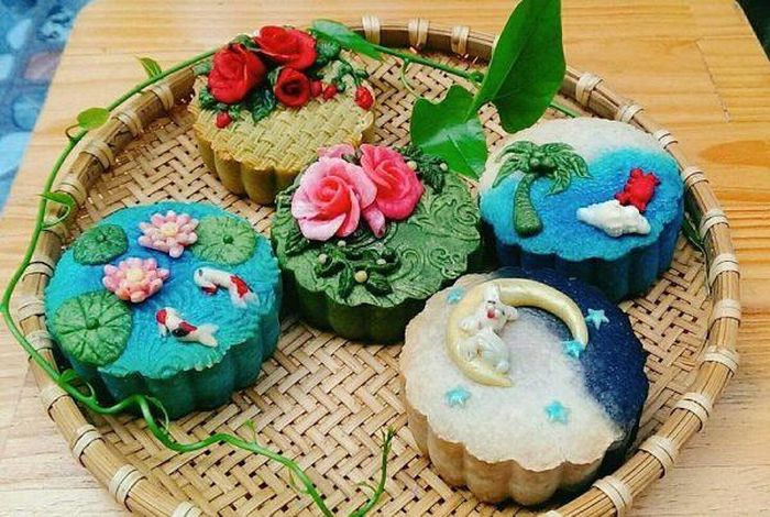 Bánh trung thu 3D: Thay vì những chiếc bánh nướng hoa văn thông thường theo những khuôn bán sẵn, mùa Trung thu năm nay hãy “dổi vị” với những chiếc bánh trung thu 3D đẹp mắt với họa tiết cá vàng hay hoa nổi rực rỡ.
