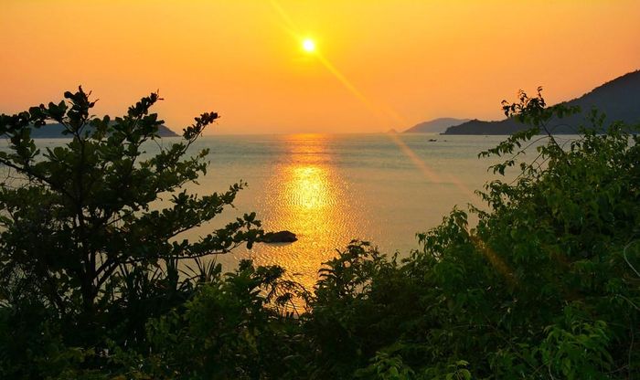 Mặt biển lấp lánh ánh hoàng hôn.